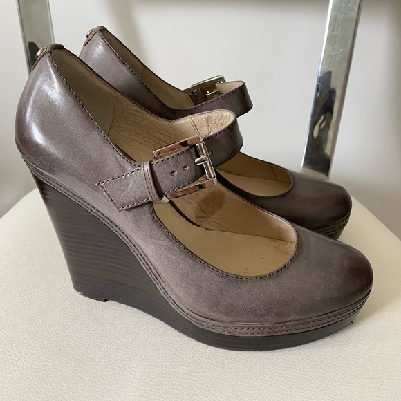 Michelle Kors Aged Leather Wedges - Picture 1 of 5